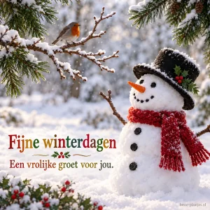 Een sneeuwpop met een roodborstje tussen dennentakken brengt een vrolijke groet.