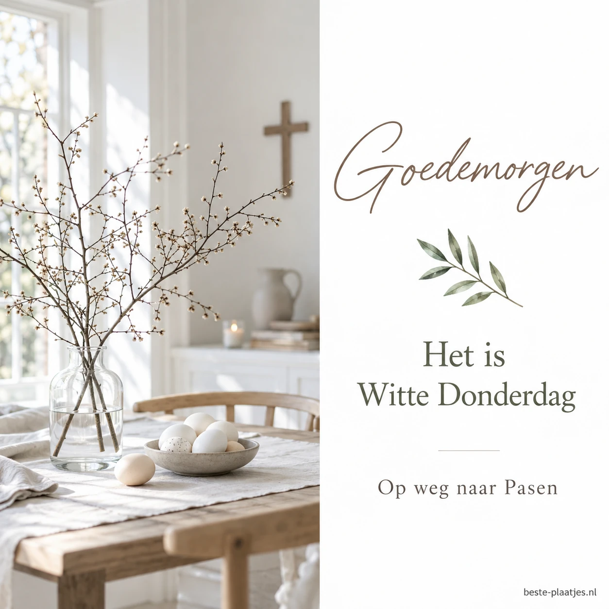 Een tak in een glazen vaas en witte eieren staan op een lichte eettafel.