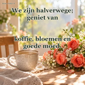 Een koffiekop staat naast een los boeket met koraalkleurige rozen.