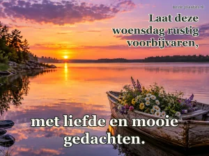 Een houten bootje met veldbloemen drijft over stil water bij zonsopkomst.