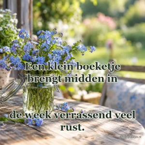Blauwe vergeet-mij-nietjes staan in een glazen pot op een tuintafel.