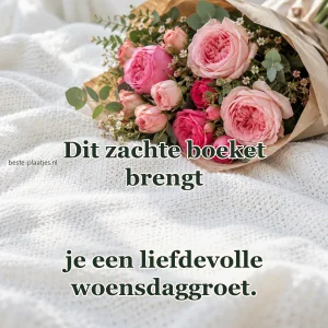 Een boeket roze tuinrozen ligt verpakt op een witte gebreide deken.