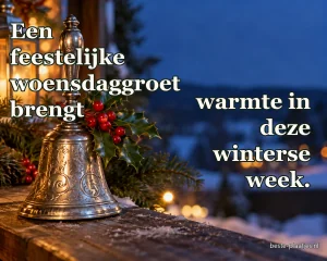Een zilveren handbel met hulst en bessen staat bij een winters raam.