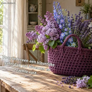Een gehaakte paarse tas is gevuld met seringen, lavendel en ridderspoor.