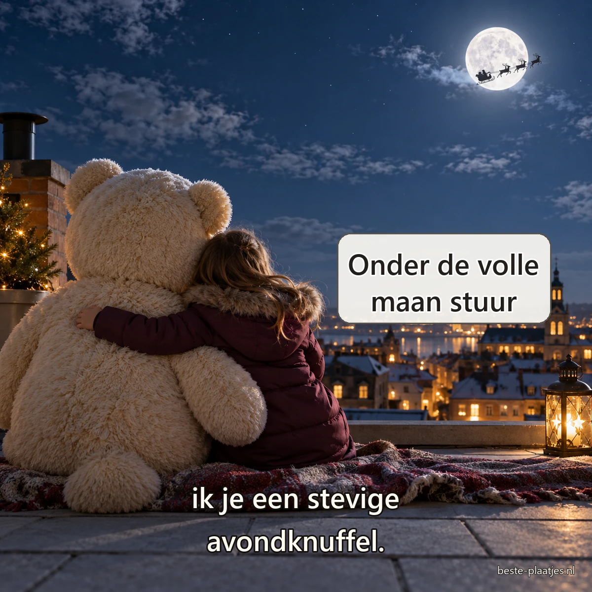 Een meisje omhelst een grote teddybeer op een terras onder de volle maan.