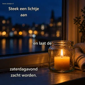 Een kaars brandt in een glazen pot op de vensterbank voor blauwe stadslichten.