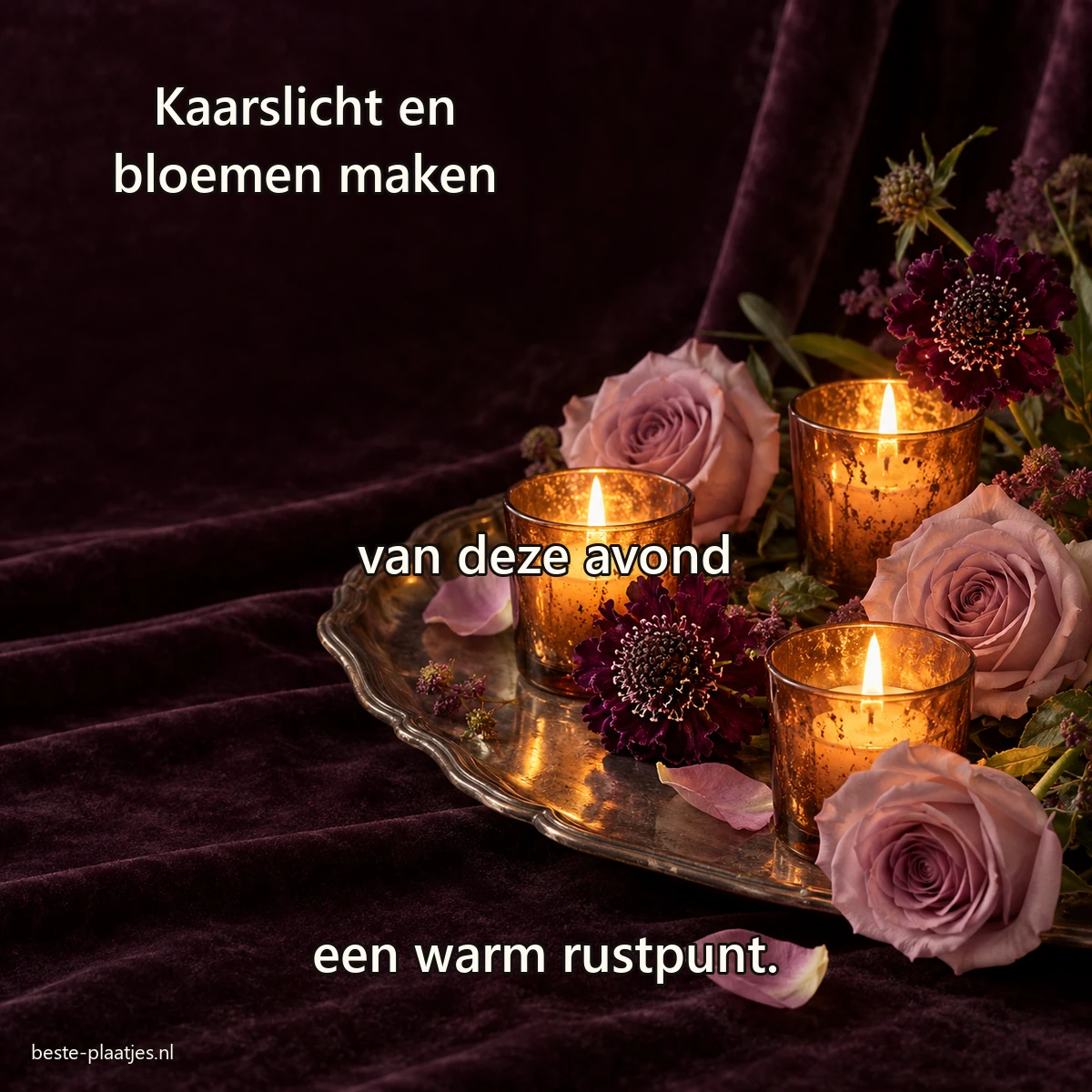 Amberkleurige kaarsen en mauve rozen staan op een verweerd zilverkleurig dienblad.