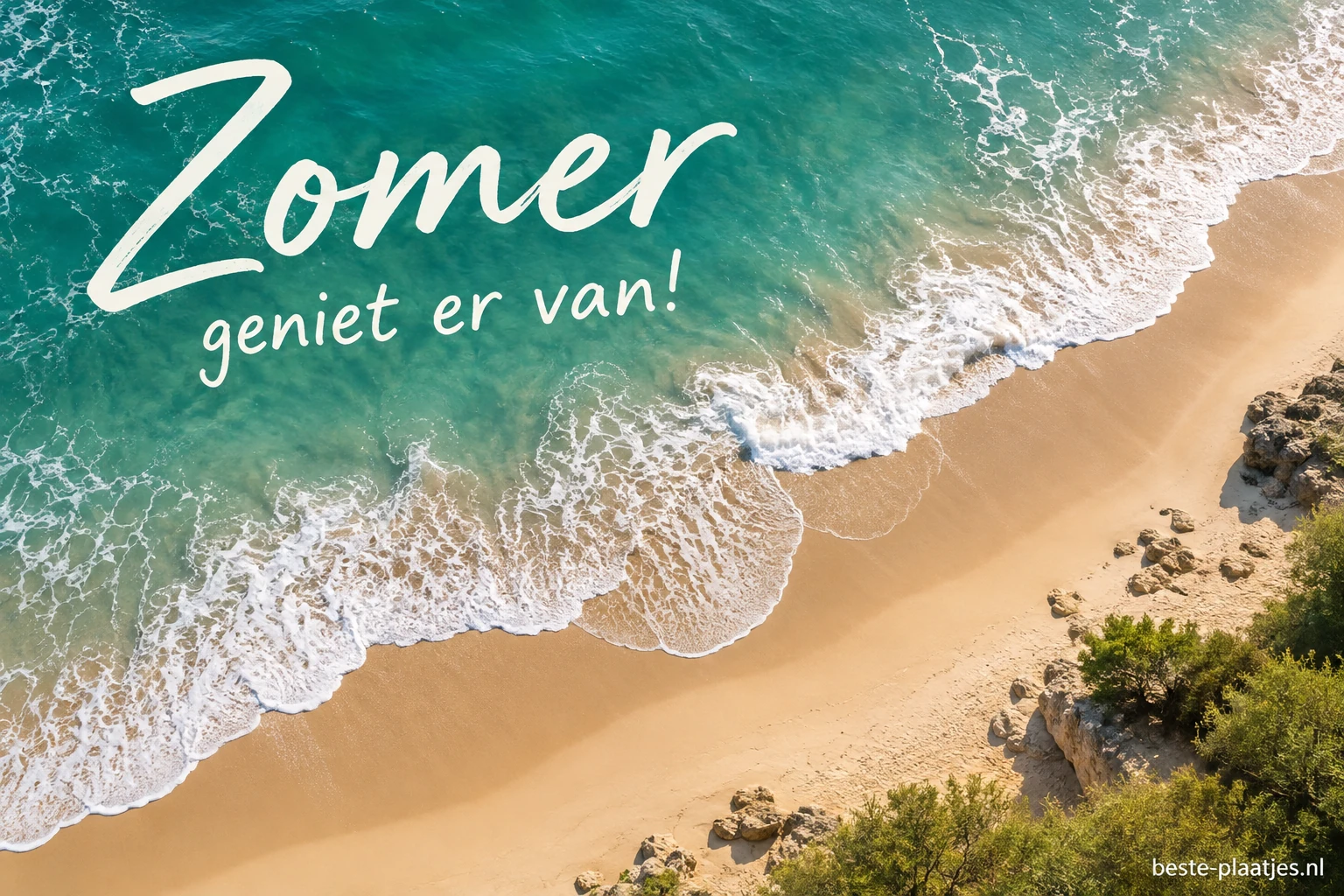 Van bovenaf zie je turquoise golven die op een zandstrand aanspoelen.