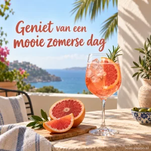 Een grapefruitdrankje en doorgesneden grapefruit staan op een zonnig terras.
