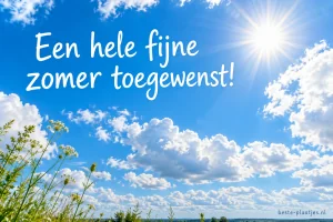 Witte wolken en zonlicht vullen een helderblauwe zomerlucht.
