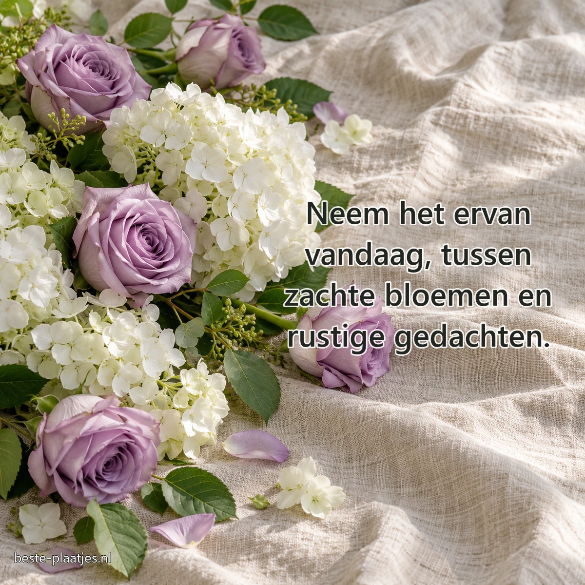Lila rozen en witte hortensia liggen losjes op een linnen tafelkleed.