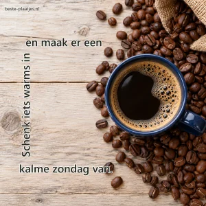 Een donkerblauwe koffiekop staat tussen koffiebonen op een lichte houten tafel.