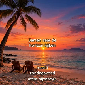 Twee lege houten stoelen staan onder een palm aan een kalme tropische zee.