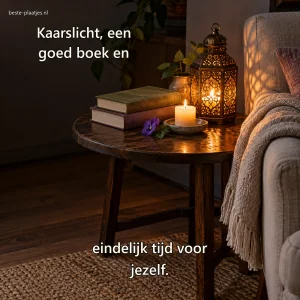Een amberkleurige lantaarn en kaars staan naast stoffen boeken in een rustige leeshoek.