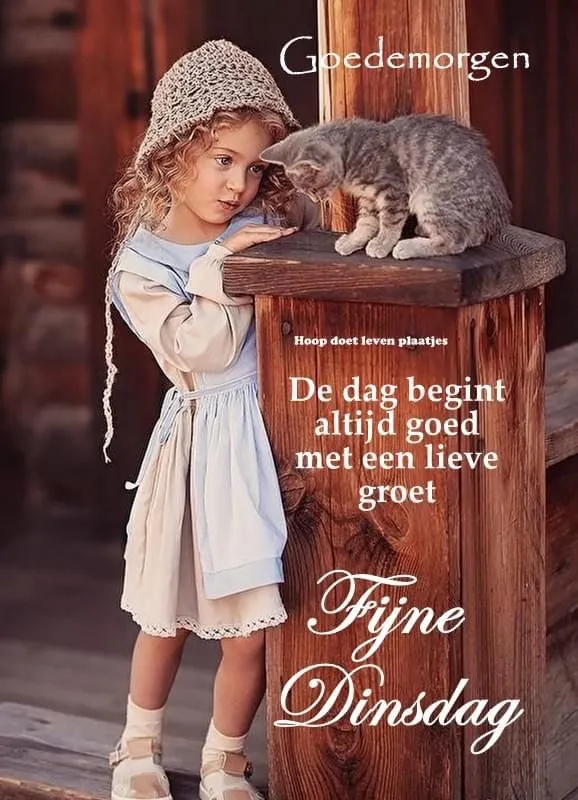 Een meisje in oude kleren met een hoedje, leunt op een houten paal.