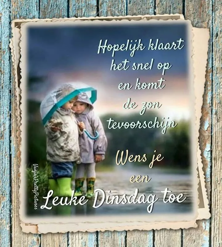 Twee kinderen in de regen met een boodschap voor een leuke dinsdag.