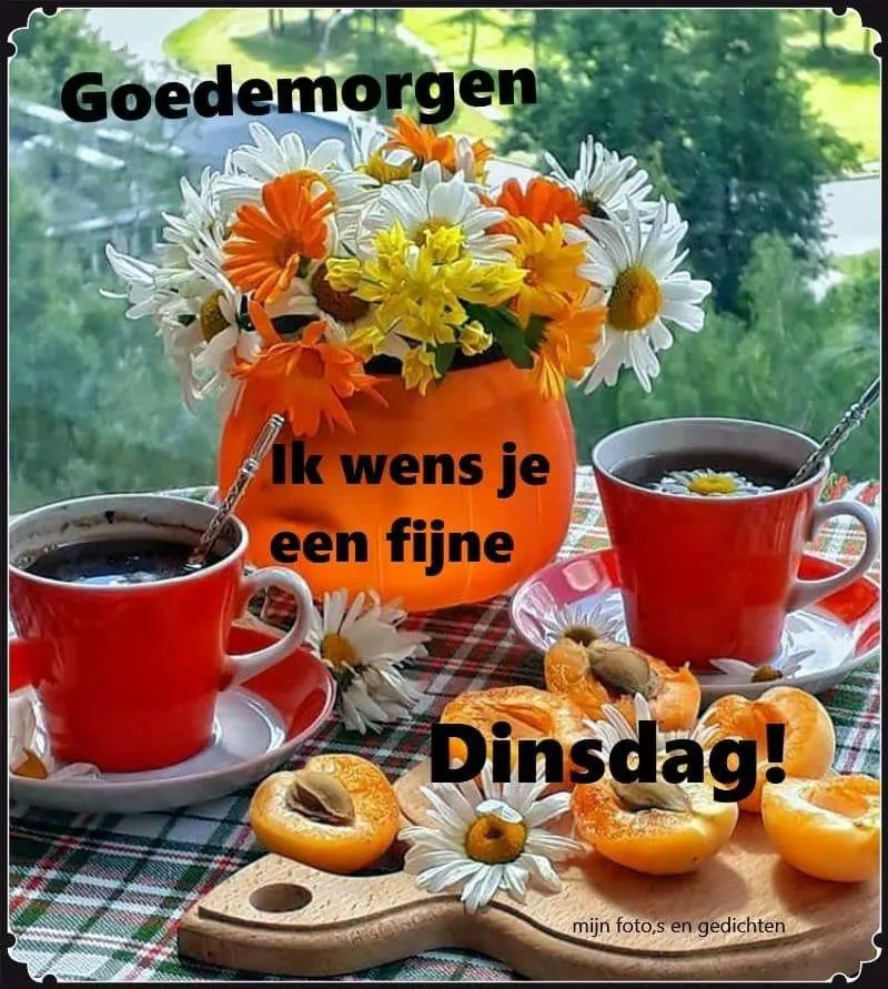 Bloemen, twee kopjes koffie en een boodschap voor een fijne dinsdag.