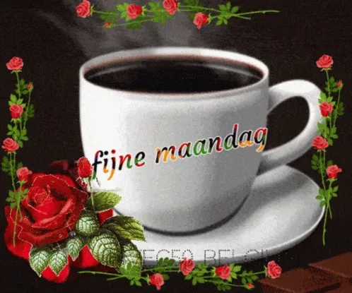 Een mok koffie met de tekst "fijne maandag" en rozen als versiering.