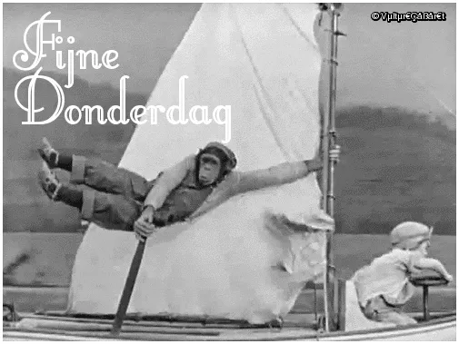 fijne donderdag gif - Een zwart-wit afbeelding van een zeilboot met een jongen en een aap. Tekst: "Fijne Donderdag".